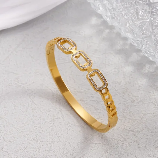 Fashionable Ant-Tarnish Bracelet With Rhinestone Openable Design